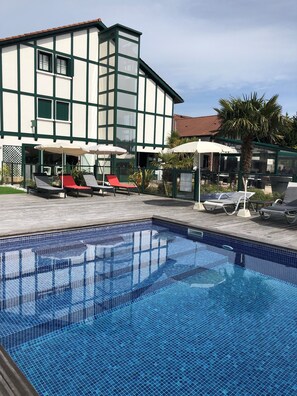 Seasonal outdoor pool, open 6:30 AM to 10:30 PM, free pool cabanas - ibis Styles Saint-Jean-de-Luz Donibane (Saint-Jean-de-Luz)