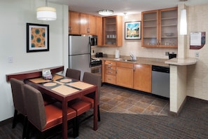 Fridge, microwave, stovetop, dishwasher - Residence Inn by Marriott Hattiesburg (Hattiesburg)