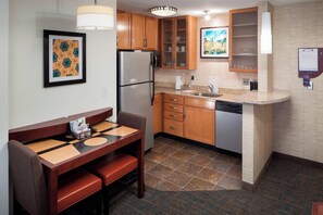 Fridge, microwave, stovetop, dishwasher - Residence Inn by Marriott Hattiesburg (Hattiesburg)