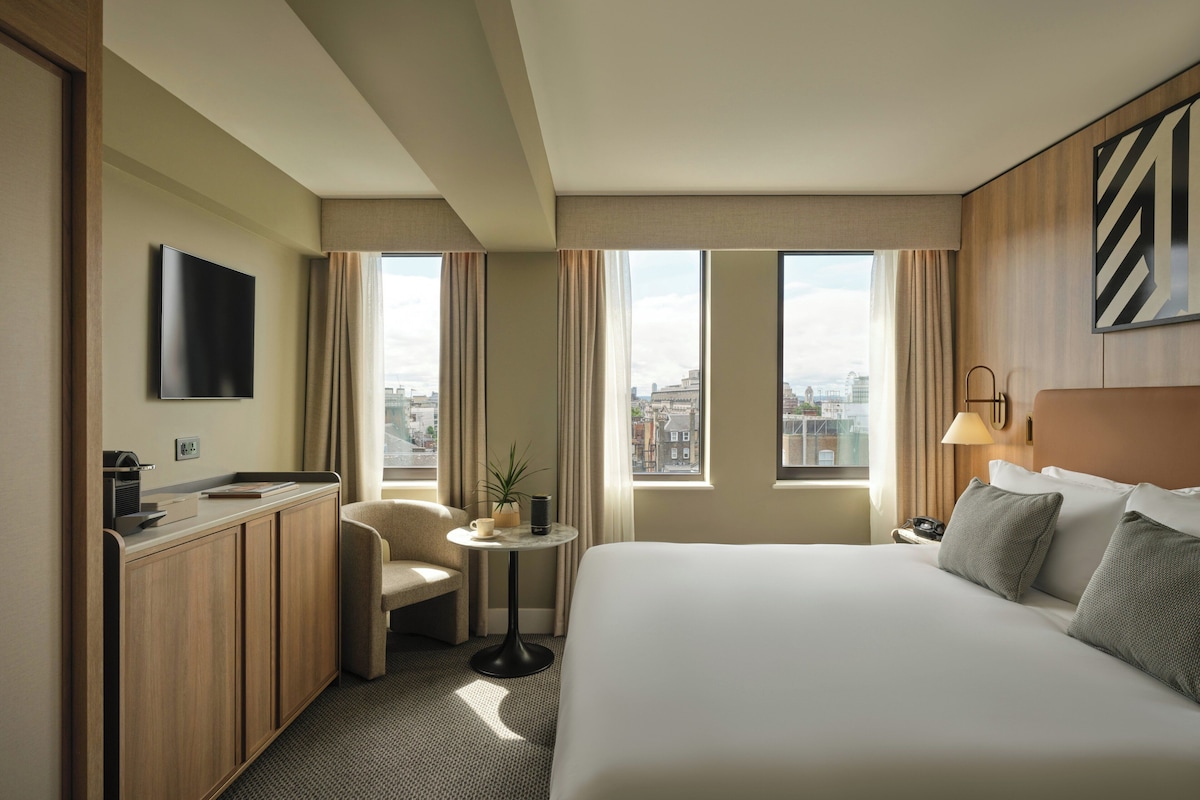 EDGE | Premium bedding, pillowtop beds, in-room safe, blackout drapes