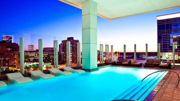 Una piscina al aire libre de temporada