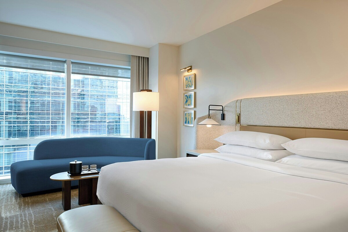 Premium bedding, down comforters, minibar, in-room safe