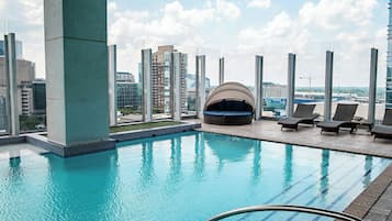 Una piscina al aire libre de temporada