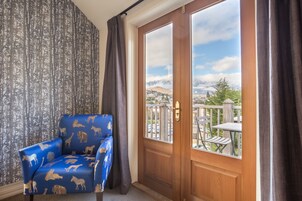 Junior Suite | 1 bedroom, free minibar, individually decorated, individually furnished