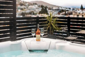 Outdoor spa tub - The Dairy Hotel Queenstown, A Naumi Chapter (Queenstown)