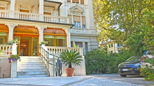 A hotel with a grand entrance, a staircase, and potted plants. - Il Giardino di Albaro (Genoa)