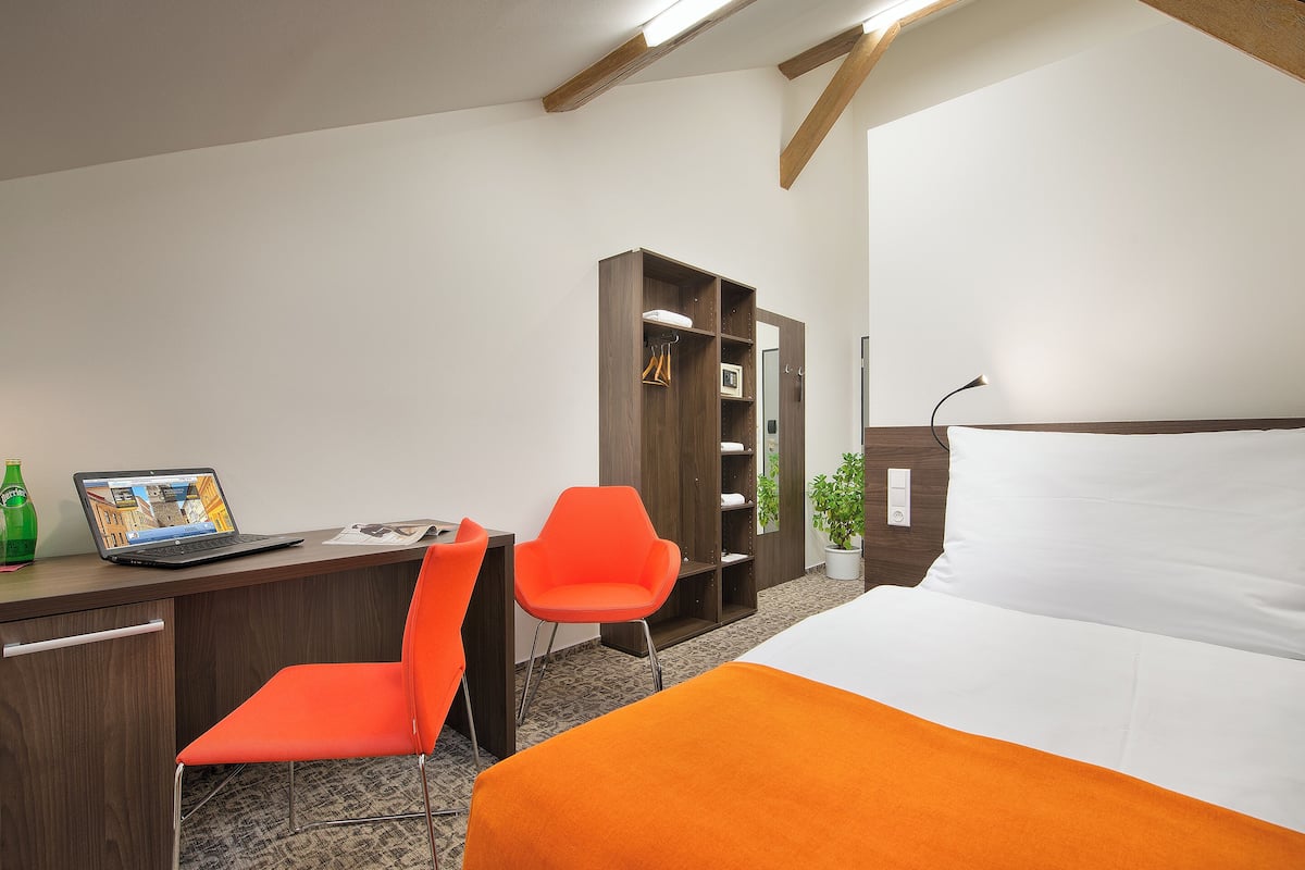 Single Room | 1 bedroom, hypo-allergenic bedding, minibar, in-room safe