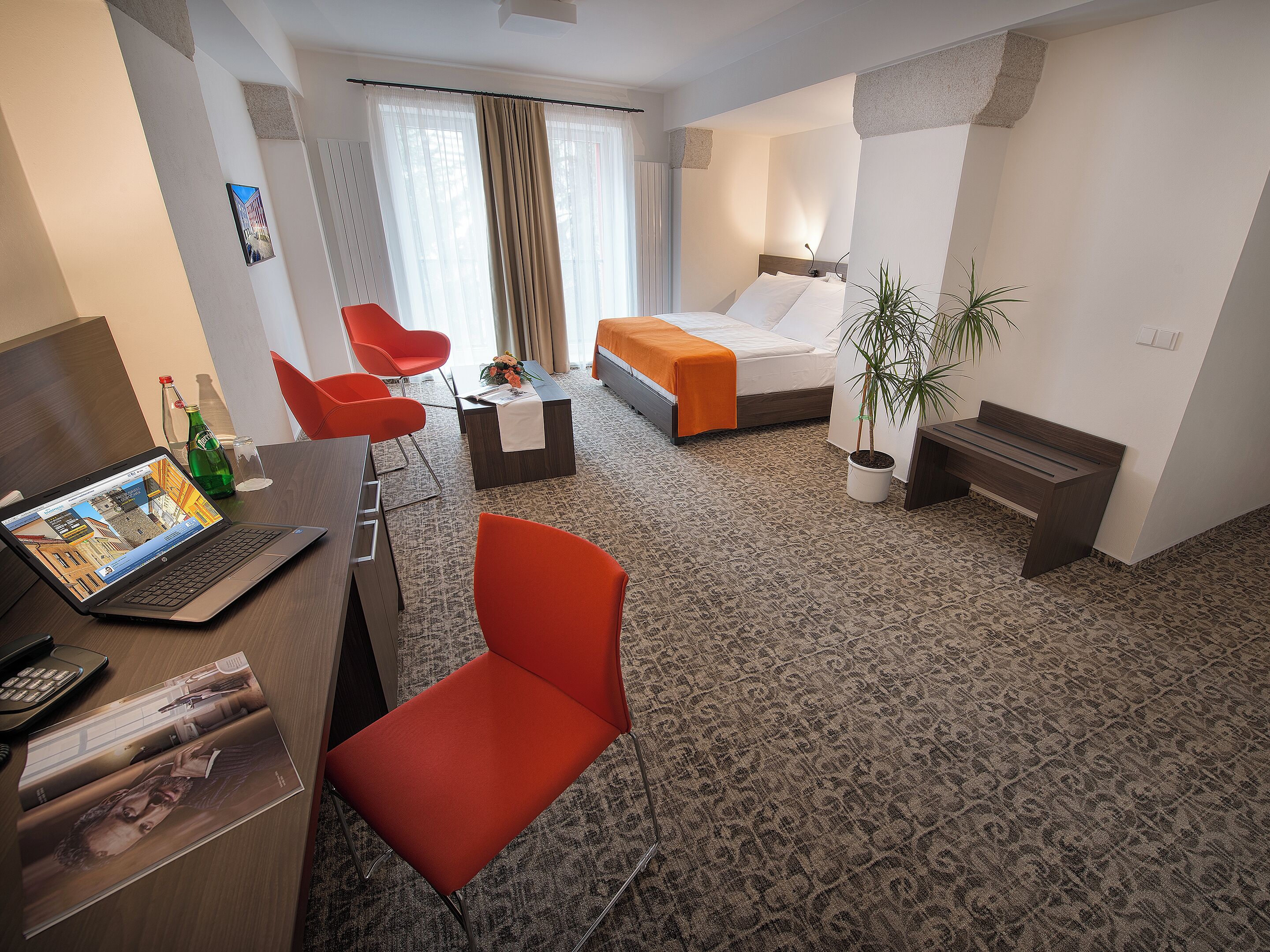 저자극성 침구, 미니바, 객실 내 금고, 책상