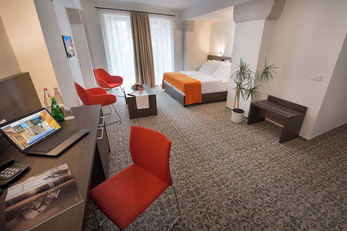 junior suite | 1 bedroom, hypo-allergenic bedding, minibar, in-room safe