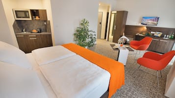 Suite | Hypo-allergenic bedding, minibar, in-room safe, desk