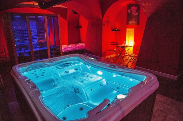 Indoor spa tub