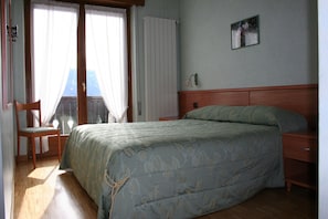 Quarto casal ou duplo standard | Cofres nos quartos, escrivaninha, Wi-Fi de cortesia