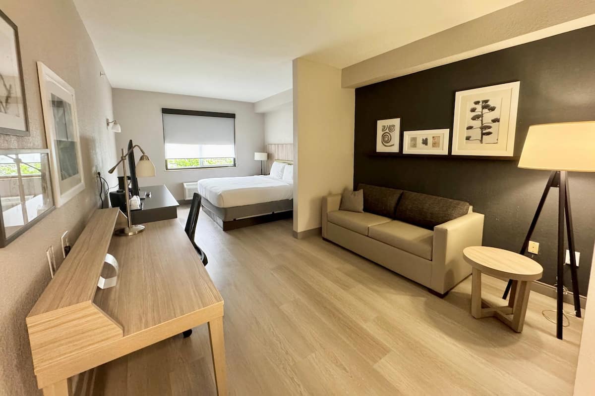 Studio Suite, 1 Tempat Tidur King dengan tempat tidur Sofa, Bebas Asap Rokok | Seprai premium, meja kerja, tirai kedap cahaya, dan setrika/meja setrika