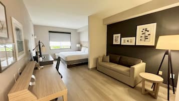 Studio suite, 1 kingsize bed met slaapbank, niet-roken | 1 slaapkamer, luxe beddengoed, een kluis op de kamer, een bureau