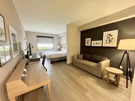 Ropa de cama de alta calidad y caja de seguridad en la habitación 