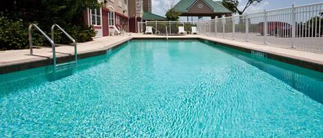 Piscine extérieure, accès possible de 07 h 00 à minuit, chaises longues