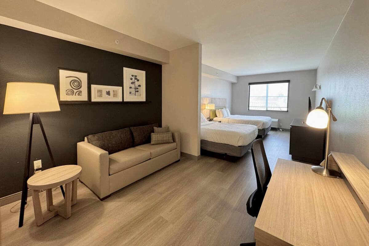 Studio Suite, Beberapa Tempat Tidur, Bebas Asap Rokok | Seprai premium, meja kerja, tirai kedap cahaya, dan setrika/meja setrika