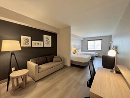 Ropa de cama de alta calidad y caja de seguridad en la habitación 