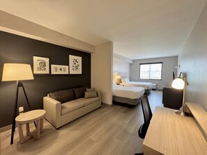 开间套房, 多张床, 无烟房 | 高档床上用品、客房内保险箱、办公桌、遮光窗帘