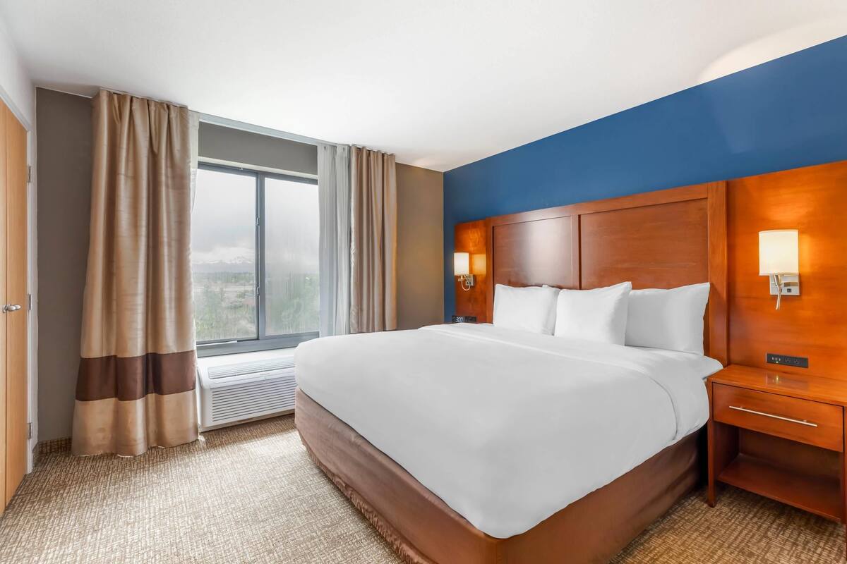 Suite, 1 cama King size y sofá cama, para no fumadores | Ropa de cama de alta calidad y escritorio