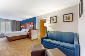 Business Suite, 1 King Bed with Sofa bed and Hot Tub, Non Smoking | Premium bedding, desk, laptop workspace, blackout drapes - Comfort Suites Longmont (Longmont)