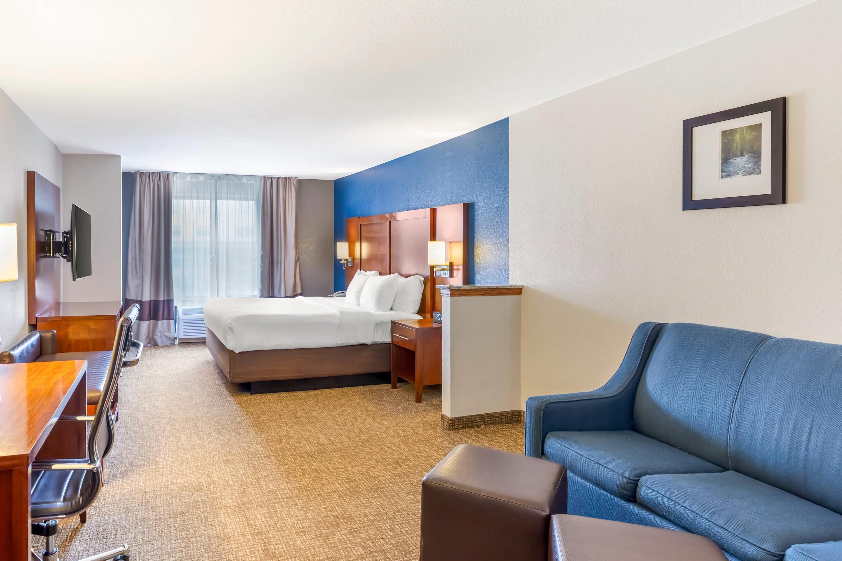 Business Suite, 1 King Bed with Sofa bed, Accessible, Non Smoking | Premium bedding, desk, laptop workspace, blackout drapes