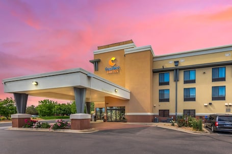 Exterior. Comfort Suites Longmont