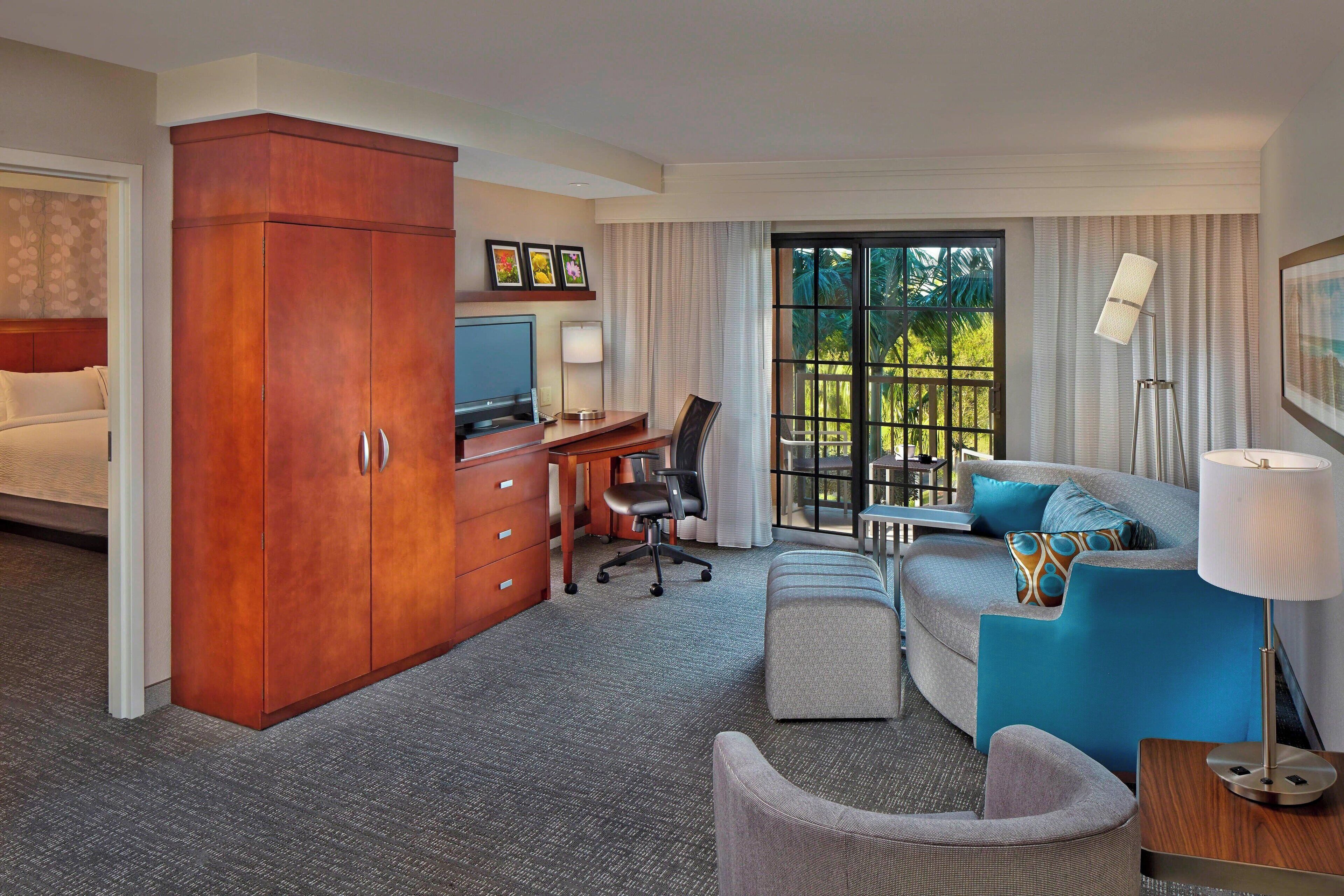 suite, 1 bedroom, balcony | living area | smart tv, netflix