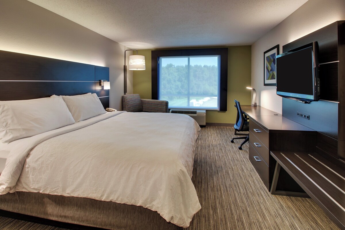 Premium bedding, in-room safe, desk, blackout drapes