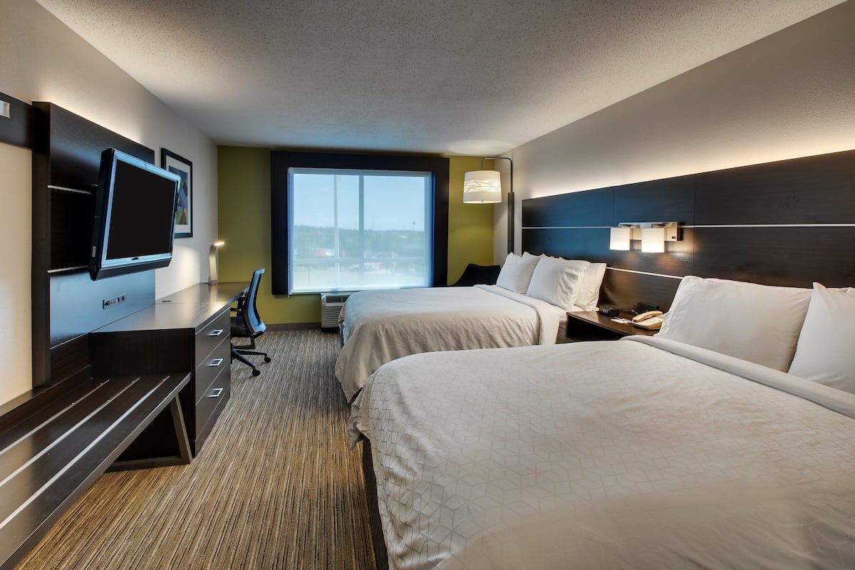 Premium bedding, in-room safe, desk, blackout drapes