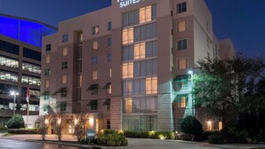 Un edificio de hotel de varios pisos con un letrero que dice 'Homewood Suites by Hilton'.