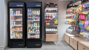 Dos vitrinas refrigeradas con la etiqueta 'COLDER' y 'COLD', mostrando diferentes alimentos y bebidas.