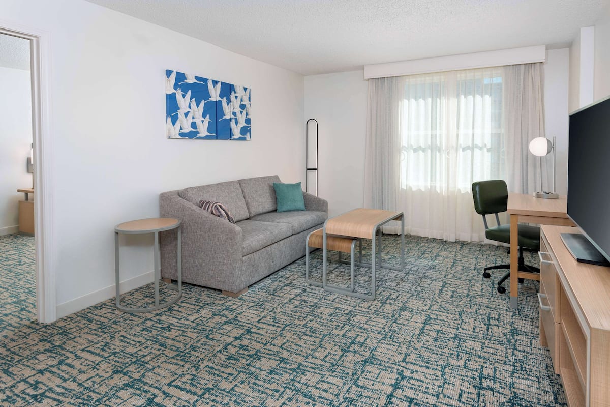 ตู้นิรภัยในห้องพัก, โต๊ะทำงาน, เตารีด/โต๊ะรีดผ้า