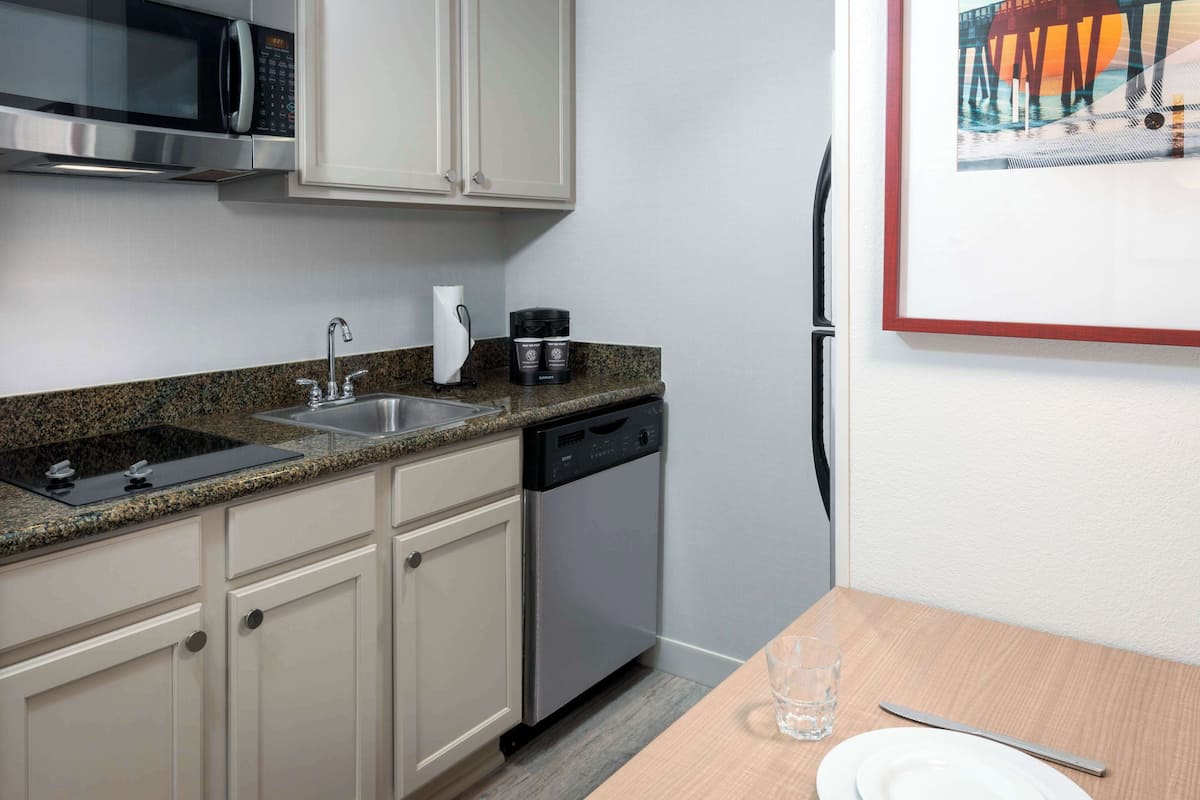 fridge, microwave, stovetop, dishwasher