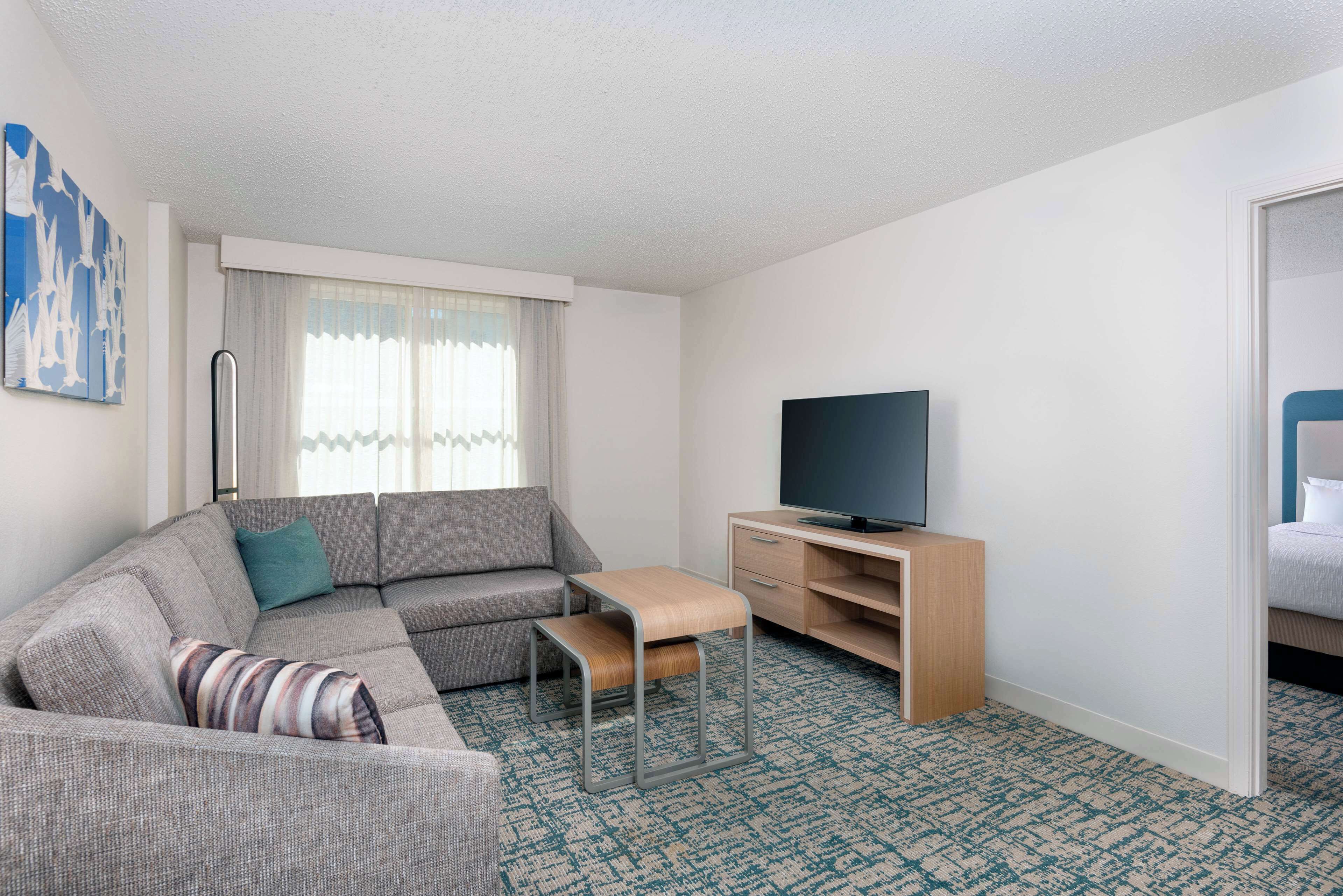 1 bedroom suite, 2 queen beds, non smoking | living area | 32-inch tv with cable channels