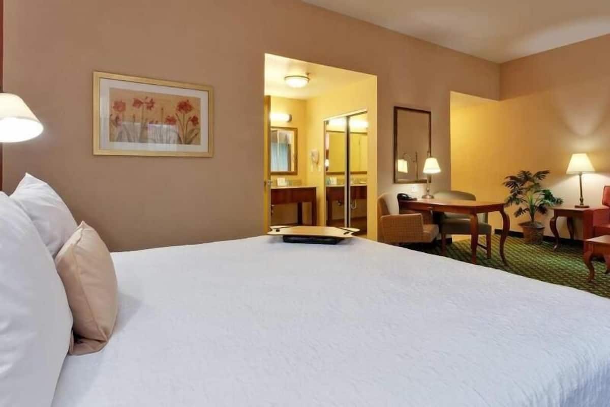 Premium bedding, in-room safe, desk, blackout drapes