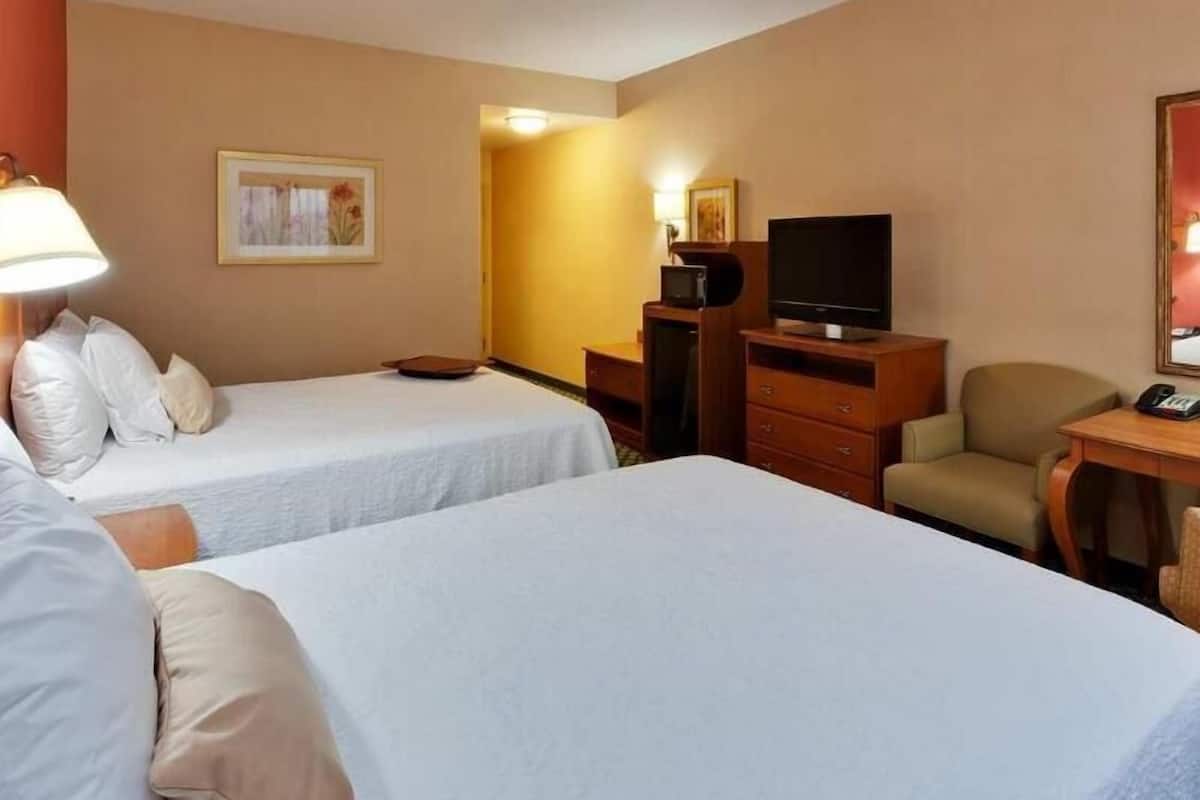 Premium bedding, in-room safe, desk, blackout drapes