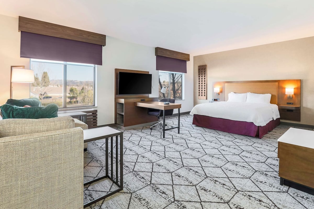 Premium bedding, in-room safe, desk, blackout drapes