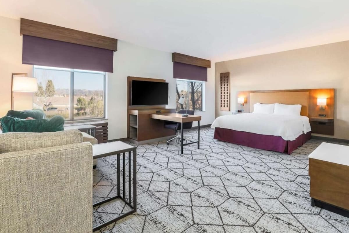 Premium bedding, in-room safe, desk, blackout drapes