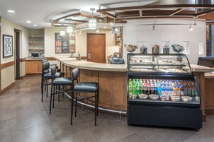 Se sirven desayunos, almuerzos y cenas; cocina americana