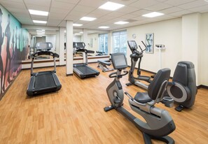 Ein Fitnessstudio mit Laufbändern, Ergometer und Crosstrainern.