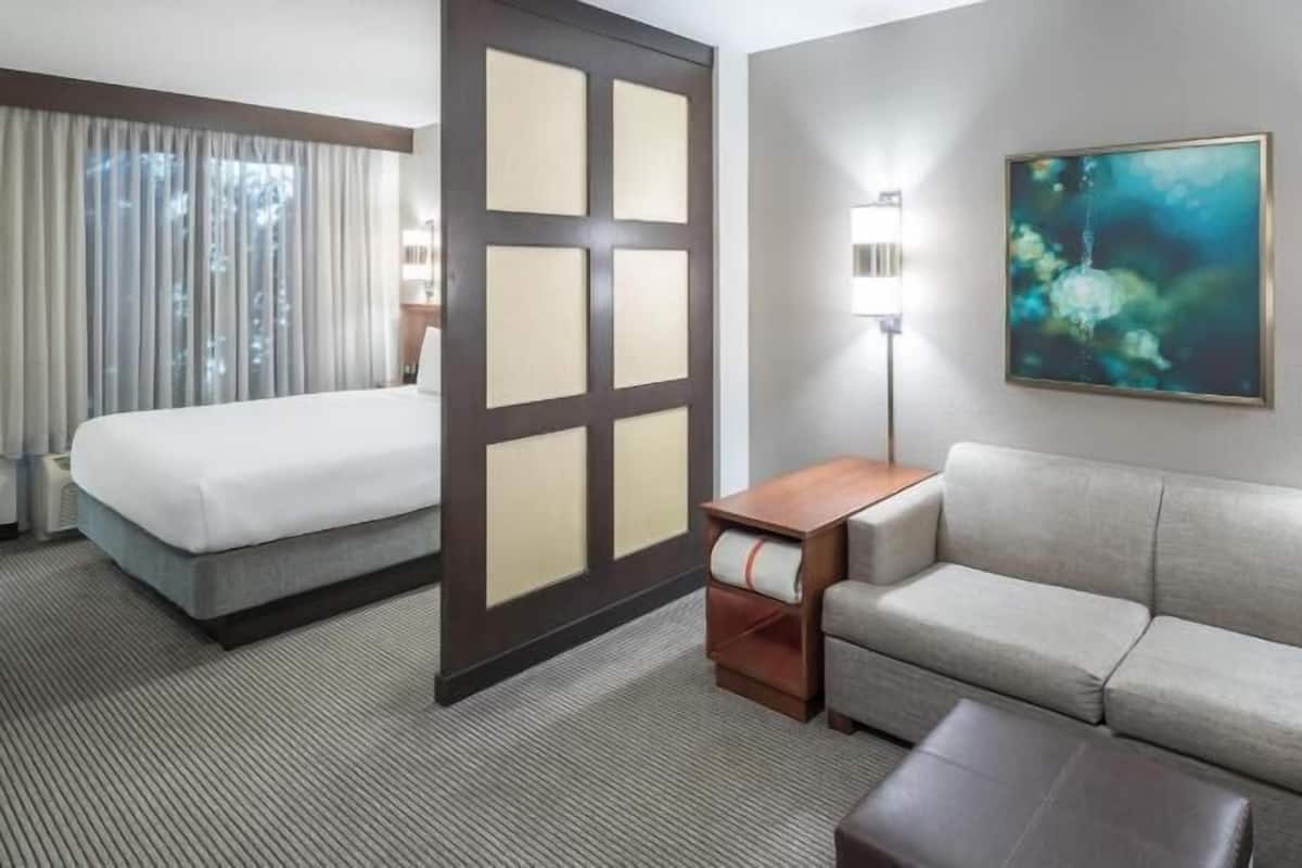 Caja de seguridad en la habitación y escritorio