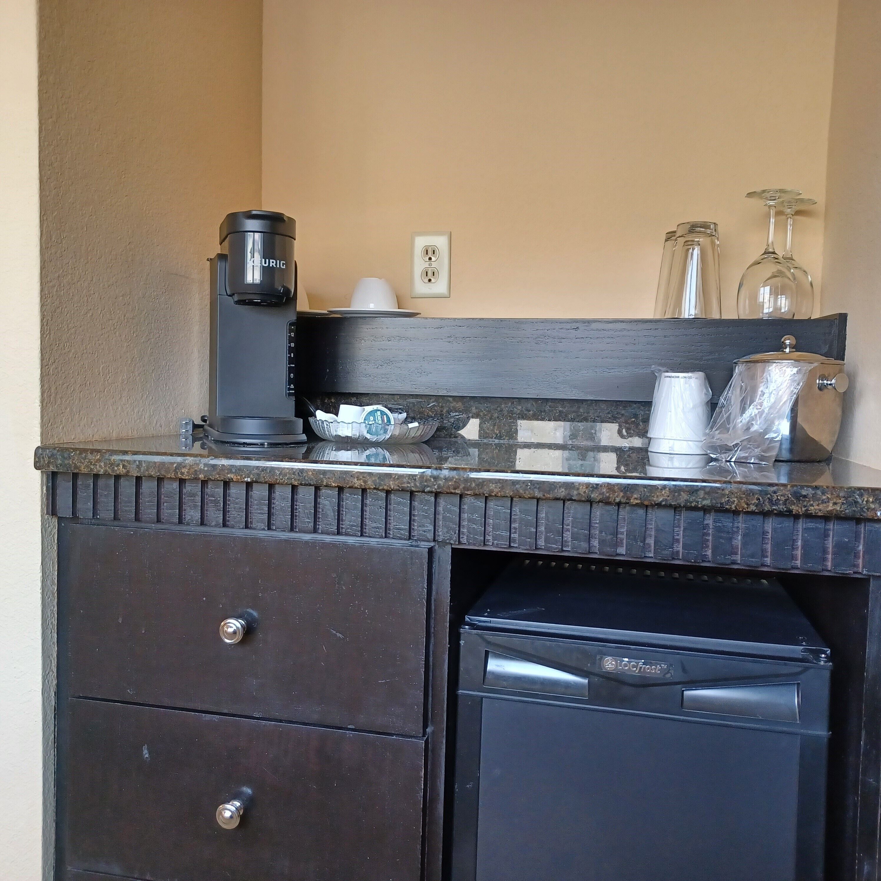 superior room, 1 king bed, city view | 1 bedroom, down duvets, in-room safe, desk