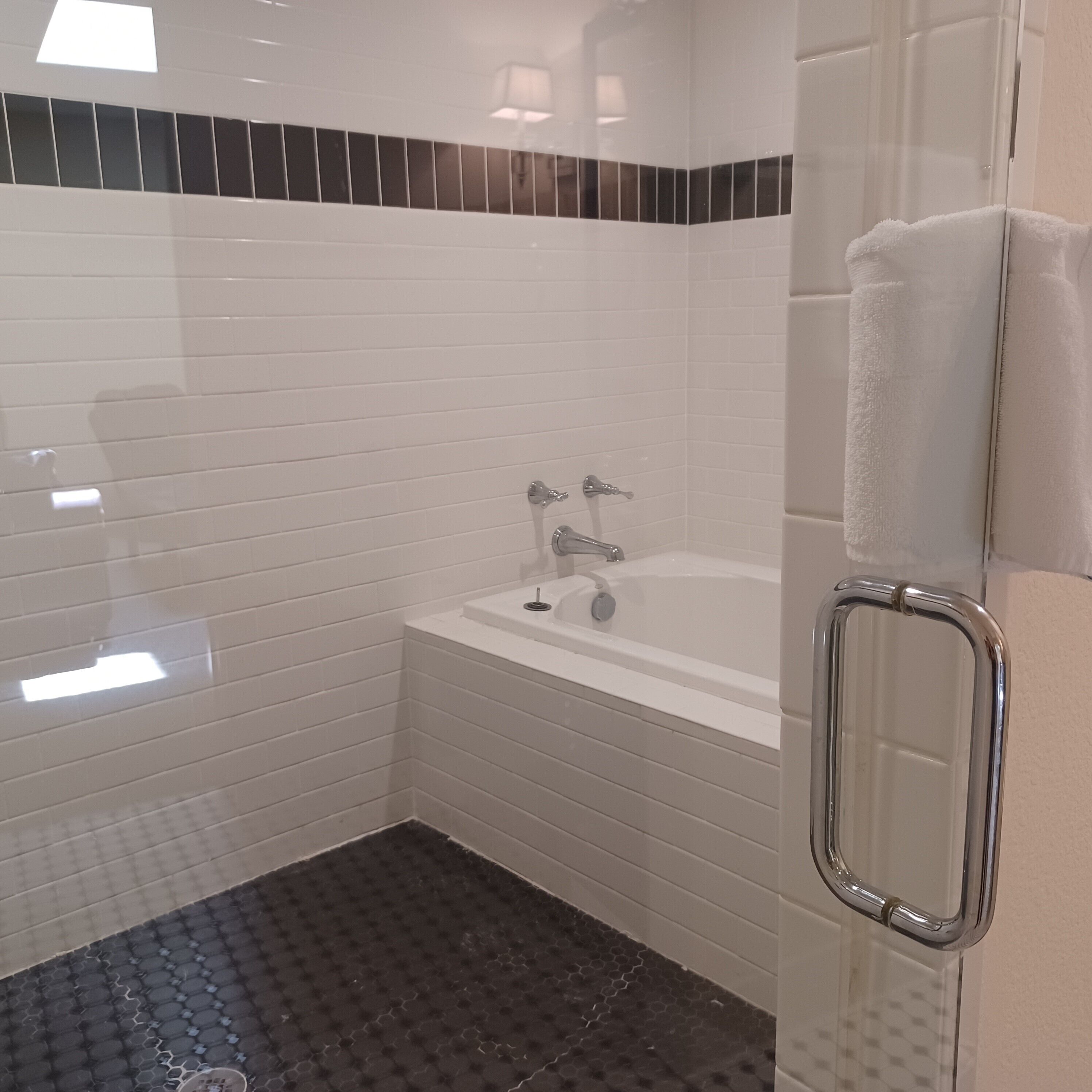 Deluxe-Suite, Mehrere Betten, Whirlpool, Stadtblick | Badezimmer | Kostenlose Toilettenartikel, Haartrockner, Bademäntel, Handtücher