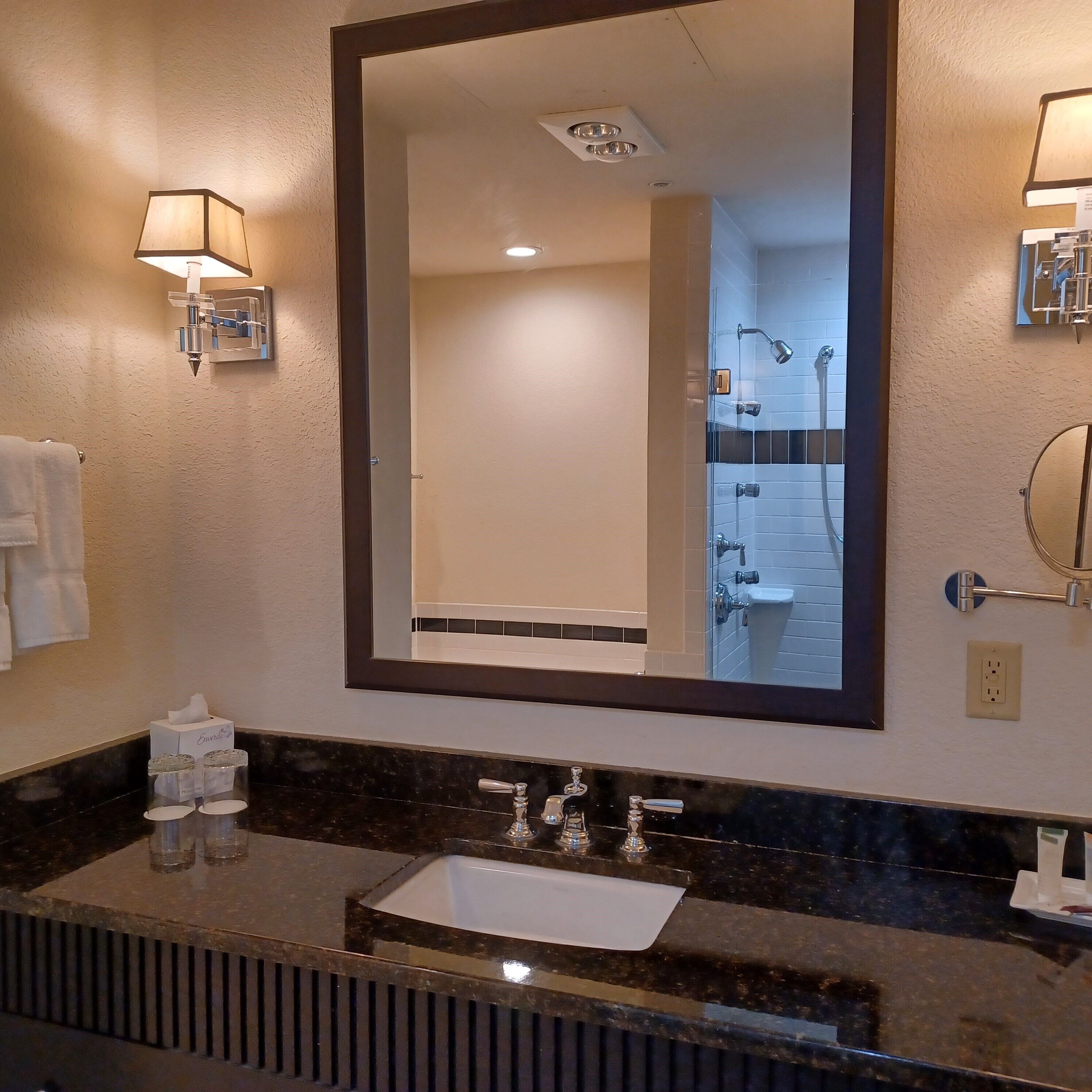 deluxe room, 1 king bed, jetted tub, city view | bathroom | free toiletries, hair dryer, bathrobes, towels