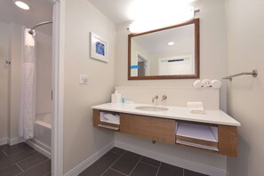 スタジオ クイーンベッド 2 台 禁煙 冷蔵庫 & 電子レンジ | ��バスルーム | バスアメニティ (無料)、ヘアドライヤー、タオル