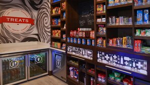 Un quiosco autoservicio con una variedad de refrigerios y productos básicos envasados.