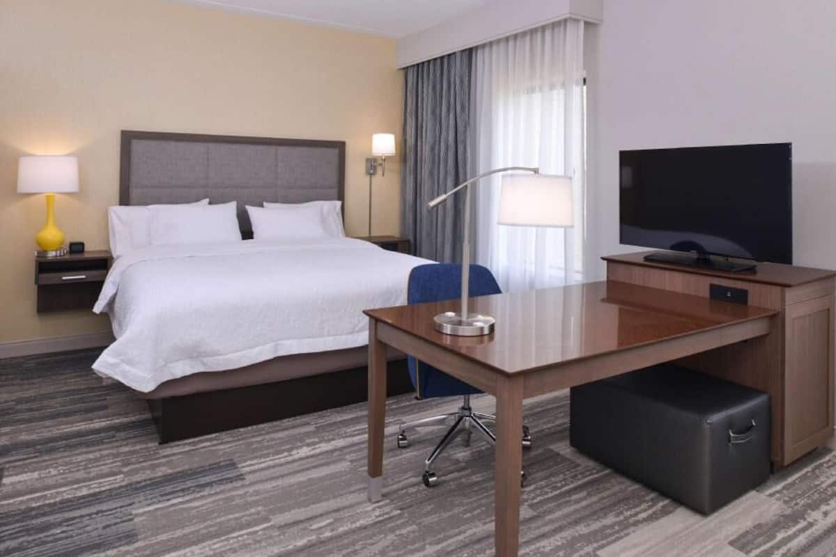 Ropa de cama de alta calidad y escritorio