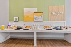 Una barra de desayuno con diferentes alimentos y un letrero que dice "Delight in the day".