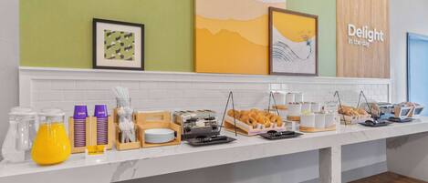Un buffet de petit-déjeuner proposant une variété d’aliments, agrémenté d’une pancarte sur laquelle on peut lire : « Savourez cette journée. »